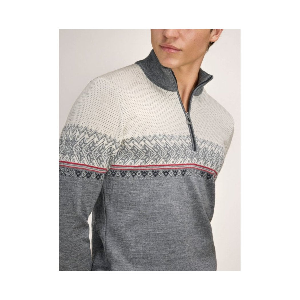 A front view of the Dale Of Norway Hovden Masc Sweater-SAMPLE in SmokeOffWhite with a zip neck and patterned chest, worn by a model against a plain background.