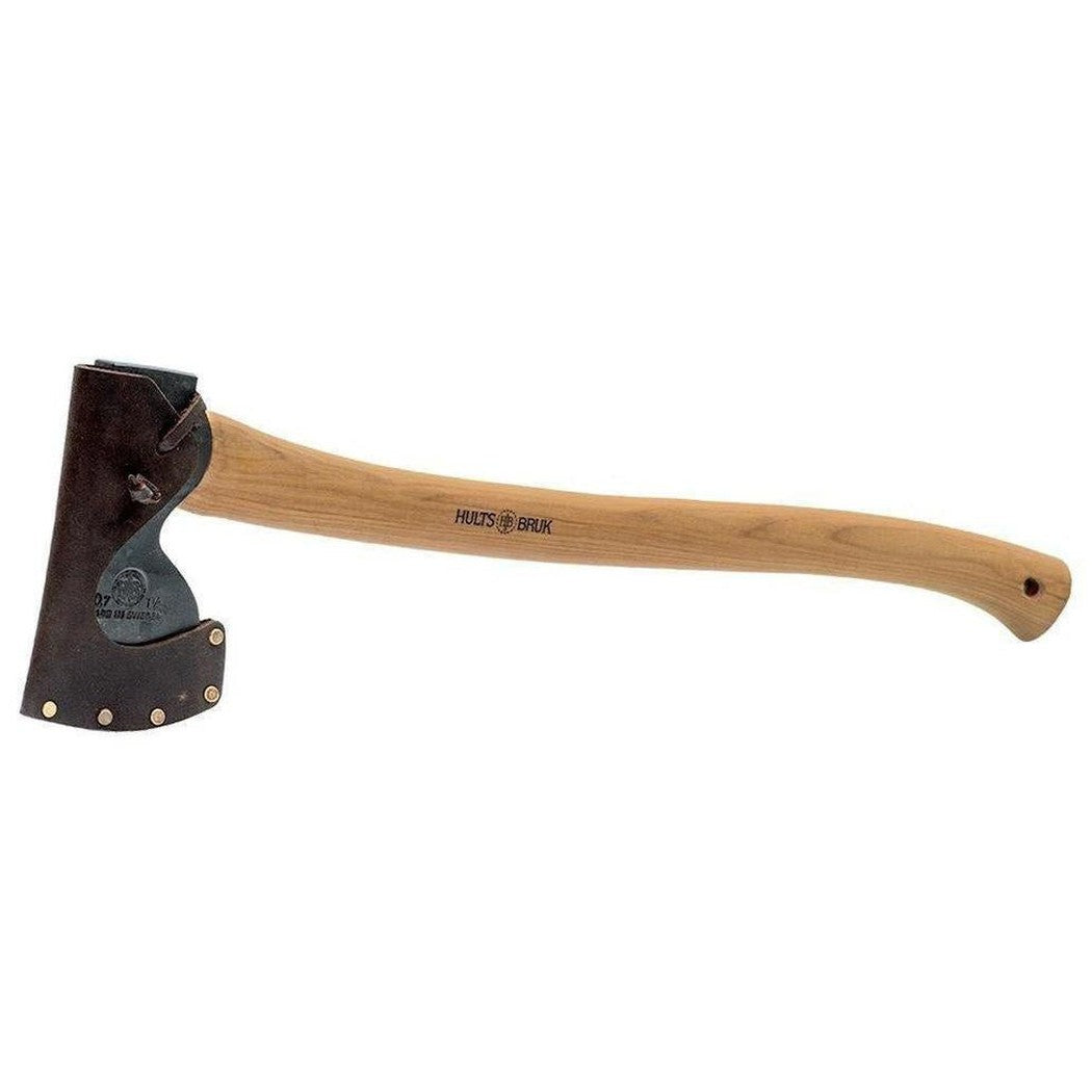 A side view of the Hults Bruk Åby Forester’s Axe with a 24” handle and 1.5 lb head against a white background.