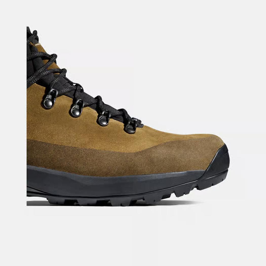 Side view of the Mammut Ducan III High LTH GTX Men in Moor Black showing the lugged outsole against a white background.