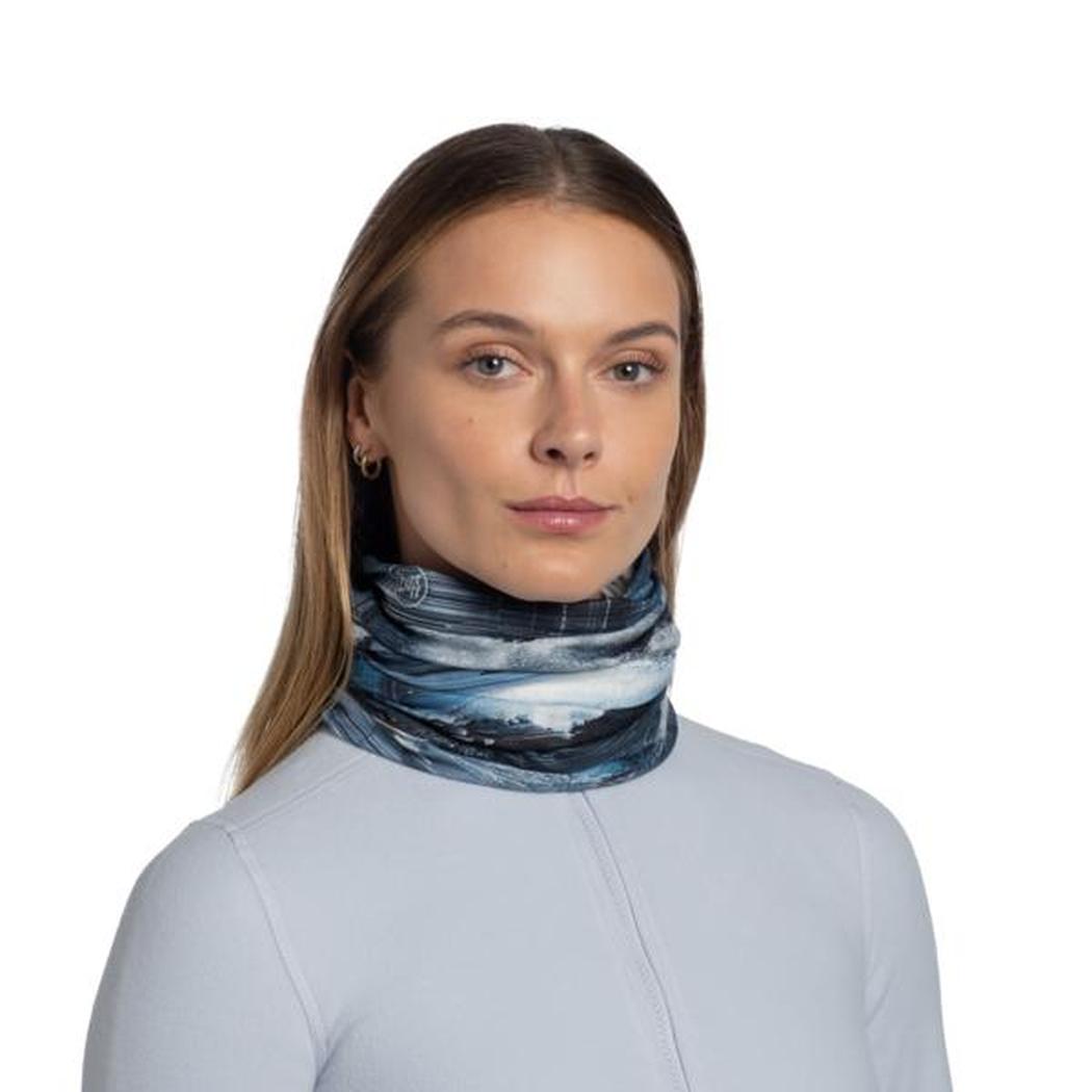 A model wears the blue Buff Original EcoStretch - Oser bandana against a plain white background.