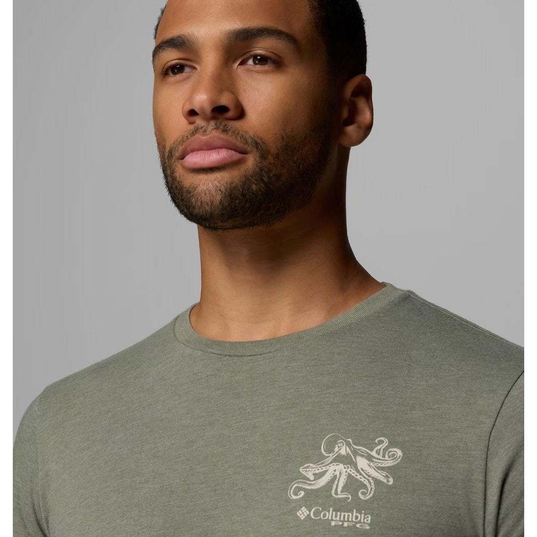 A front view of the Columbia Sportswear Men's PFG Lure Lineup SS in Cypress Heather shows the octopus logo on the chest against a gray background.
