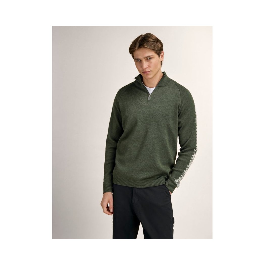 A model wears the Dale Of Norway Geilo Masc Sweater-SAMPLE in N color, with a light background.