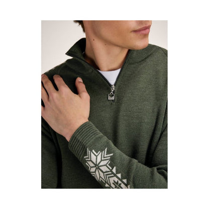 A close-up of a man wearing the Dale Of Norway Geilo Masc Sweater-SAMPLE in N color, showing the snowflake pattern on the sleeve and the zipper collar.