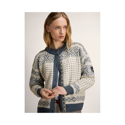 A front view of the Dale Of Norway Hannah Fem. Cardigan-SAMPLE in OffWhtSteelLtCh on a model against a light background.