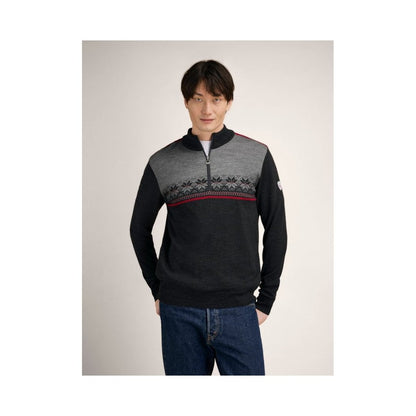 A model wearing the Dale Of Norway Liberg Masc Sweater-SAMPLE in DChrclSmkRedros stands against a plain background.