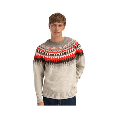 A front view of the Dale Of Norway Losna Masc. Sweater-SAMPLE in BirchVanCoffee on a model against a white background.