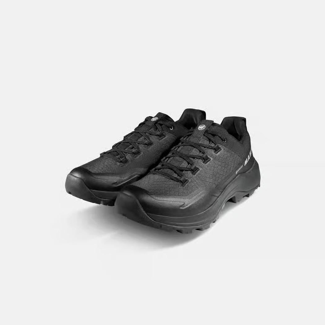 Front view of the Mammut Sertig III Low GTX Men in Gabbro Strata with a white background.