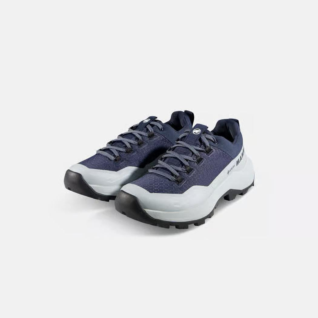 Side view of the Mammut Sertig III Low GTX Women in Marine-Platinum with a white background.