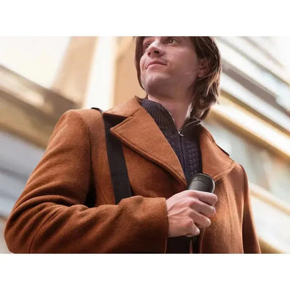 A model wearing the Ocoopa UT3 Lite Magnetic Rechargeable Hand Warmers in Black holds them while standing outdoors.