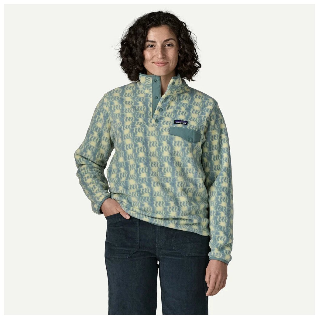A woman wearing the Patagonia Women's LW Synch Snap-T P/O in Sun Quilt Blue Sage stands against a plain white background.