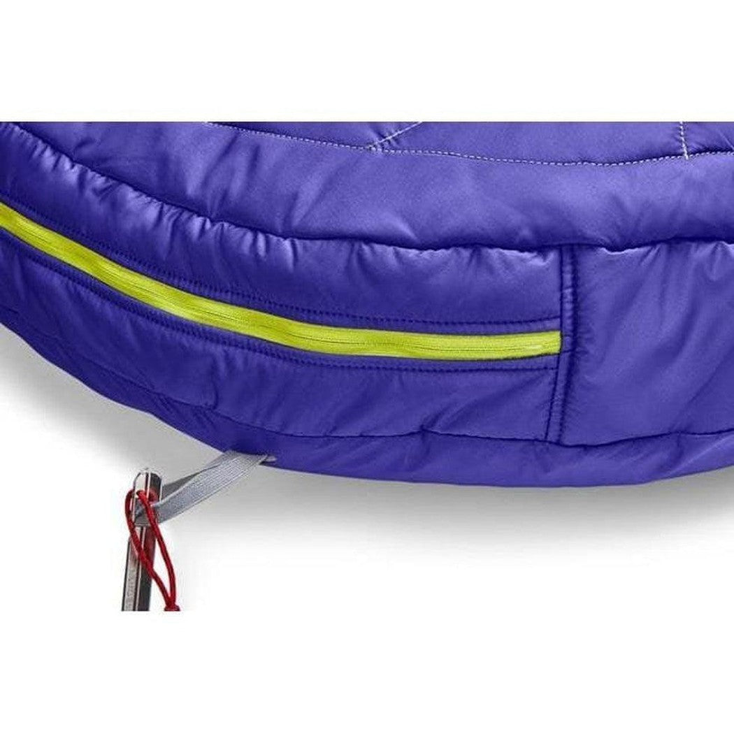 A close-up of the Ruffwear Highlands Dog Sleeping Bag in Huckleberry Blue showing the yellow zipper and a metal clip with red cord attached.