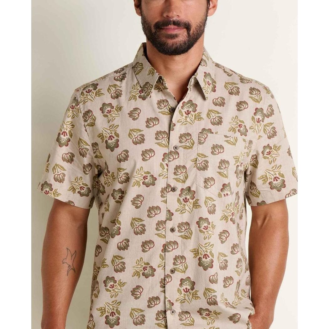 A front view of the Toad & Co Men's Fletch Short Sleeve Shirt in Salt Vertical Print on a model against a plain background.