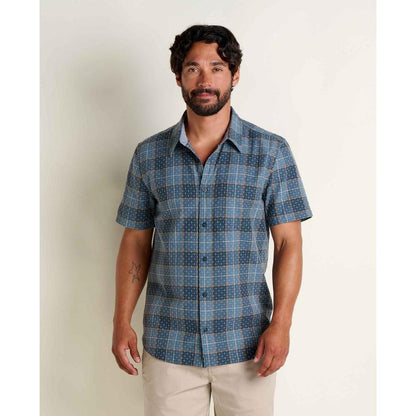 A man wearing the Toad & Co Men's Harris Short Sleeve Shirt in Ink stands against a plain white background.